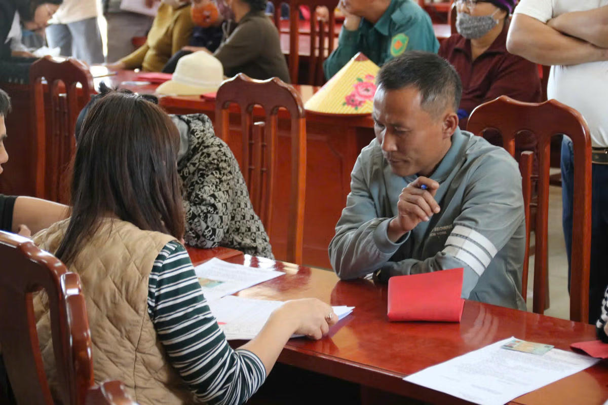 Người dân xã Gia Lộc, TP Hải Phòng được giải thích kỹ lưỡng về ý nghĩa của dự án đường sắt Lào Cai – Hà Nội – Hải Phòng. Ảnh: CTV.
