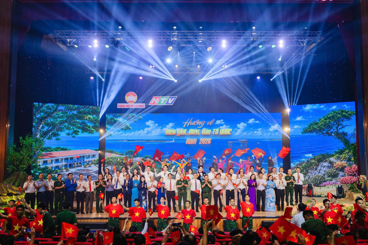 "Bất cứ nơi nào Tổ quốc cần, nơi đó có sự đồng hành của nhân dân; nơi nào cán bộ, chiến sĩ đang làm nhiệm vụ, nơi đó có tình cảm của hậu phương" là thông điệp của chương trình giao lưu nghệ thuật năm nay. Ảnh: MTTP.