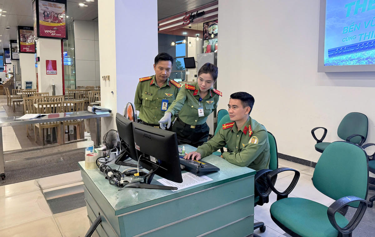 Lực lượng An ninh hàng không thực hiện nhiệm vụ soi chiếu hành lý xách tay.