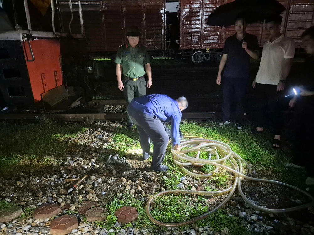 Cơ quan Công an bắt giữ Nguyễn Đình Kiên và các đối tượng trong lúc đang hút trộm hàng trăm lít dầu từ tàu D19E978 tại Ga Vinh