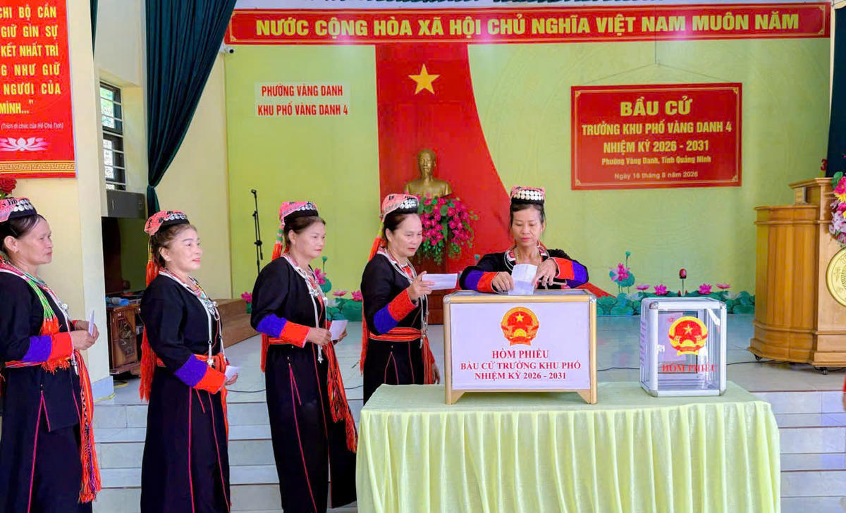 Người dân bỏ phiếu bầu trưởng khu phố Vàng Danh 4 (phường Vàng Danh).