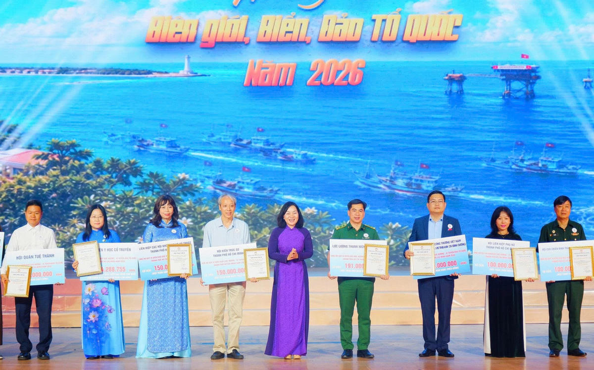 Đại diện các tổ chức, cá nhân trao bảng tượng trưng ủng hộ Quỹ “Vì biển đảo quê hương - Vì tuyến đầu Tổ quốc” thành phố. Ảnh: HL.