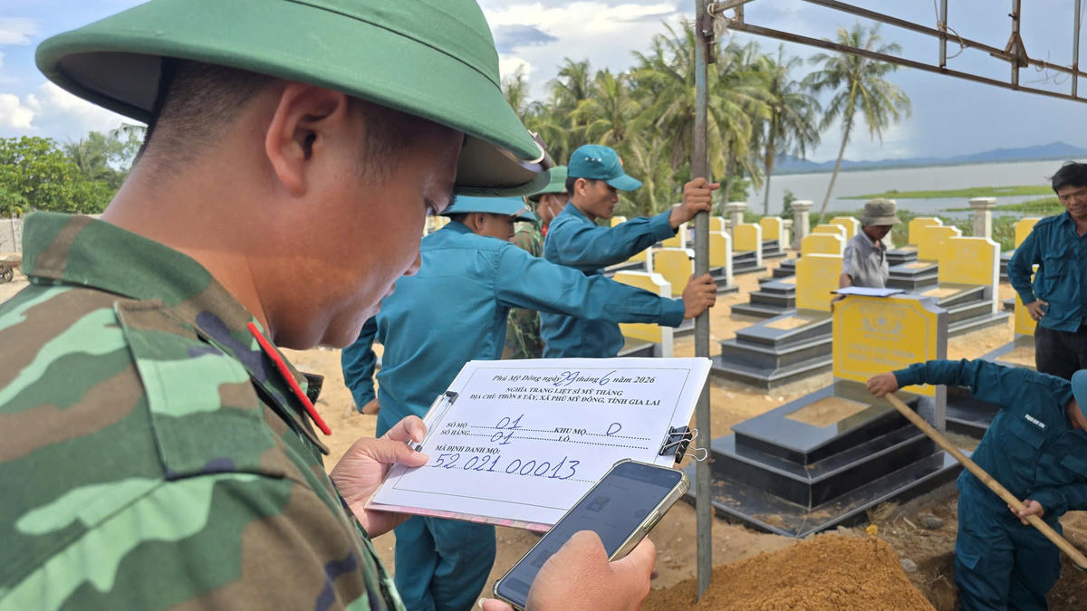 Lực lượng chức năng tỉnh Gia Lai đang tiến hành lấy mẫu hài cốt liệt sĩ. Ảnh: ĐS.