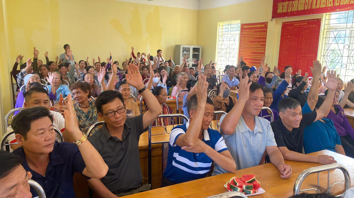 Người dân tiến hành bầu trưởng thôn Chiến Thắng (đặc khu Cô Tô) bằng hình thức giơ tay biểu quyết.
