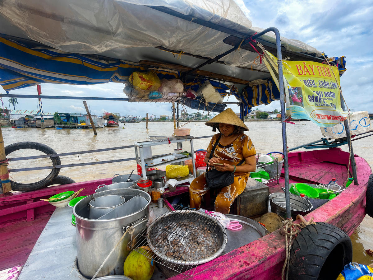 Bà Bảy Tươi tính toán lại lời lỗ sau một buổi bán bún tại chợ nổi. Theo bà, Chợ nổi vẫn còn đó thì vẫn còn những thương hồ như bà mưu sinh…