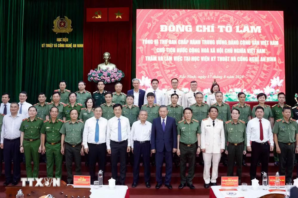 ttxvn-1708-tong-bi-thu-chu-tich-nuoc-to-lam-tham-hoc-vien-ky-thuat-va-cong-nghe-an-ninh-7.jpg