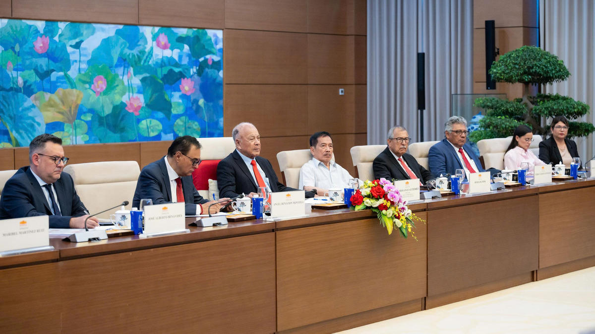 Thượng nghị sỹ Alberto Anaya Gutiérrez, Tổng Bí thư Đảng Lao động Mexico và các đại biểu trong Đoàn. Ảnh: Vũ Hiếu