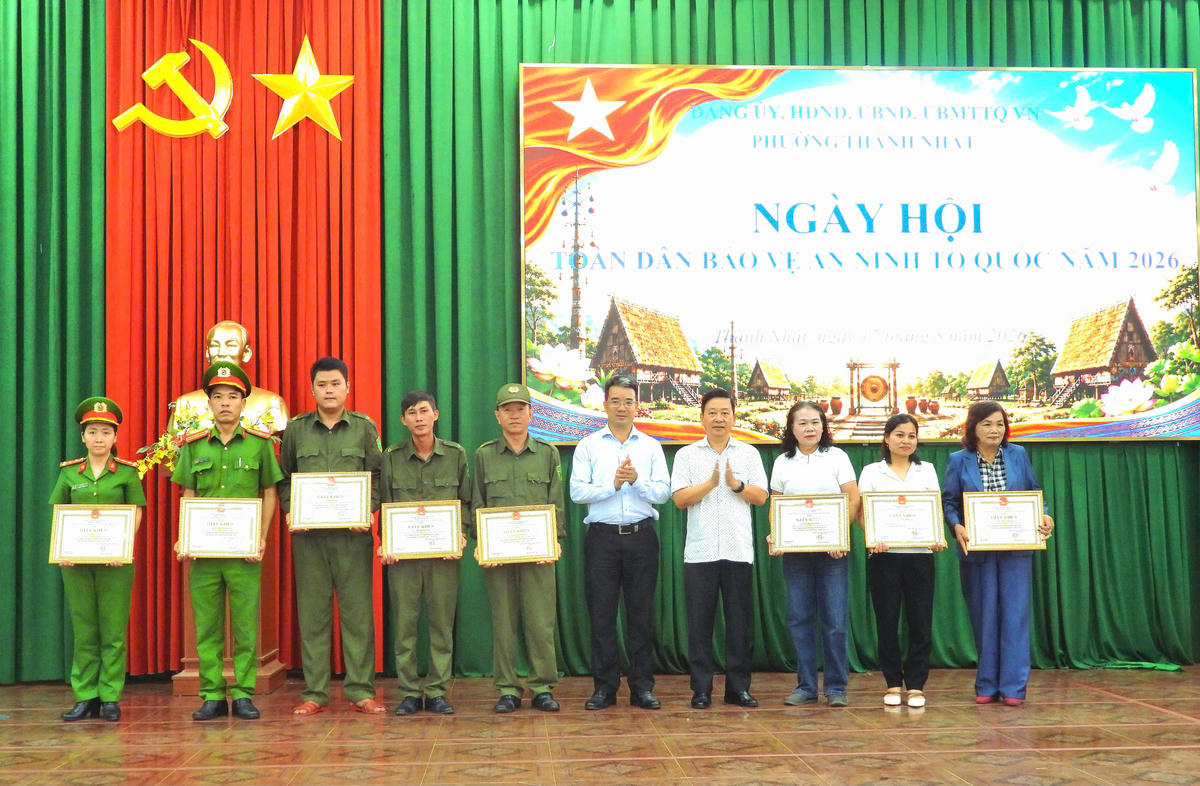 UBND phường Thành Nhất tặng Giấy khen cho 1 tập thể và 9 cá nhân có thành tích xuất sắc trong phong trào toàn dân bảo vệ an ninh Tổ quốc năm 2026. Ảnh: Tiến Đạt.