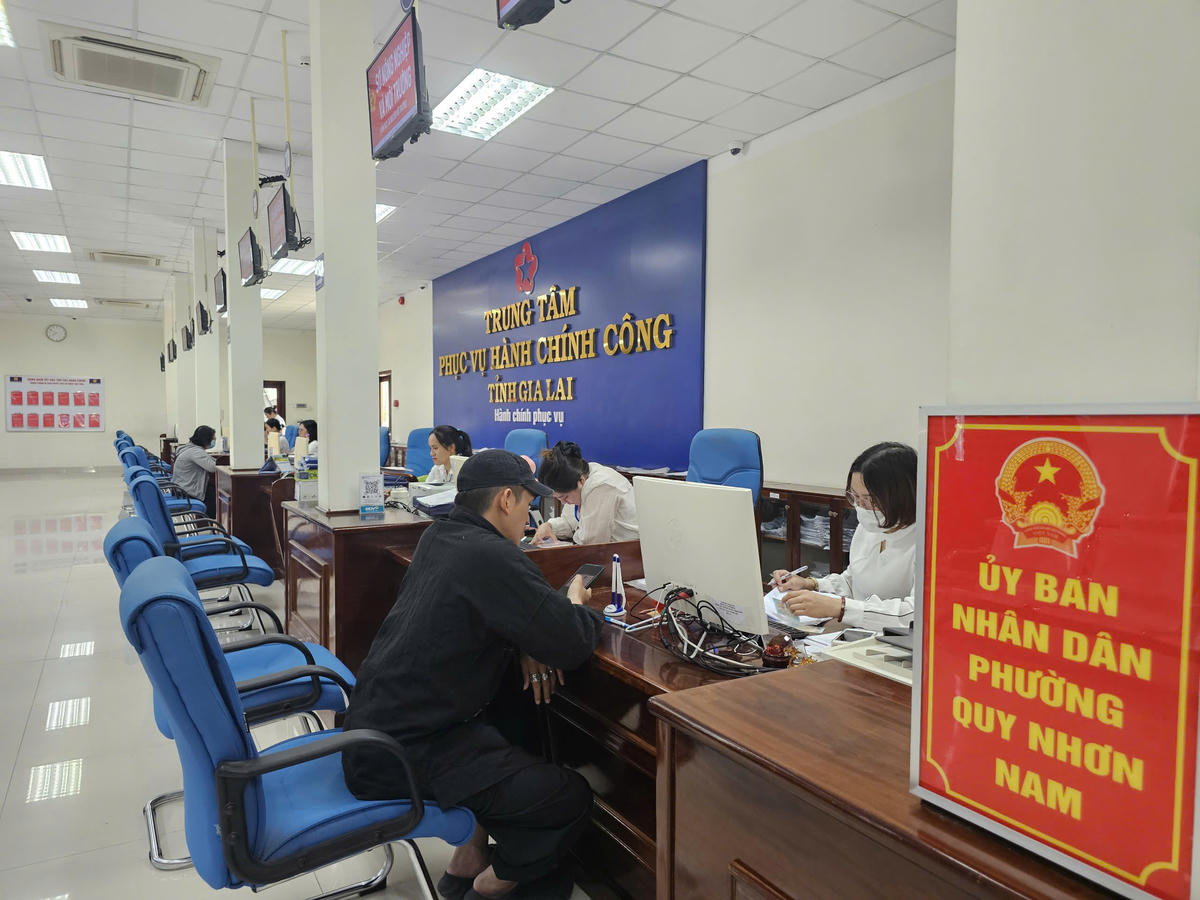 Người dân tỉnh Gia Lai thực hiện thủ tục hành chính tại phường Quy Nhơn Nam. Ảnh: ĐS.