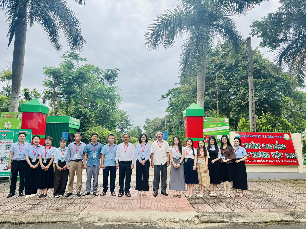 Tập thể cán bộ, giáo viên, nhân viên Trường Cao Đẳng Công Thương Việt Nam- Cơ sở tại Đắk Lắk.
