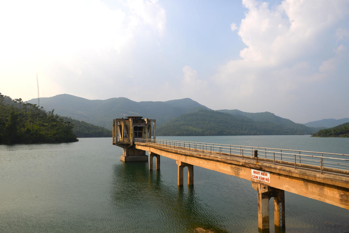 Hồ chứa nước Yên Lập là hồ lớn nhất trên địa bàn tỉnh Quảng Ninh với diện tích lưu vực 182km2, dung tích thiết kế khoảng 127,5 triệu m3.