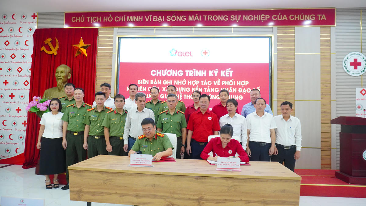 Hai bên ký kết biên bản ghi nhớ hợp tác. Ảnh: PV