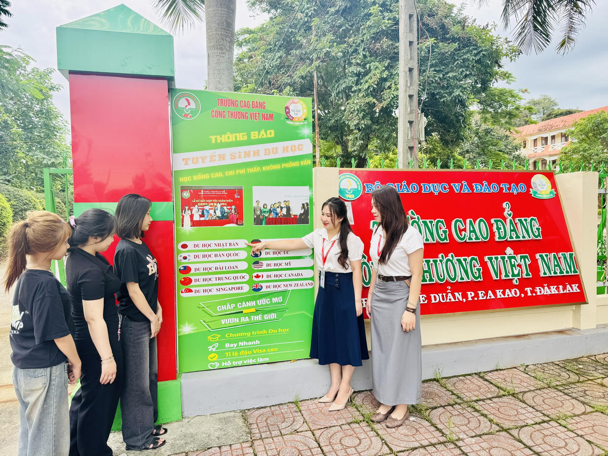 Cán bộ phòng tuyển sinh Trường Cao Đẳng Công Thương Việt Nam- Cơ sở tại Đắk Lắk đang hướng dẫn các em học sinh trên địa bàn tỉnh có nhu cầu đi du học nước ngoài.