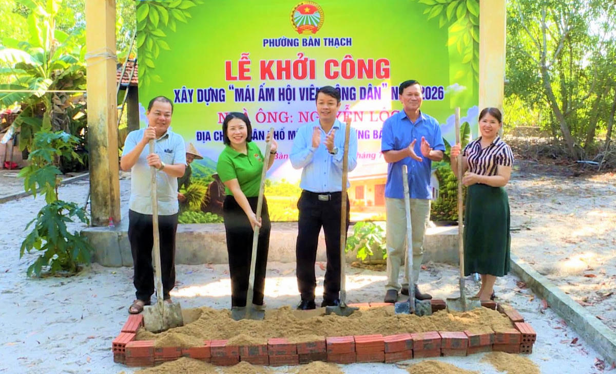 Các đại biểu thực hiện nghi thức khởi công căn nhà cho gia đình ông Nguyễn Lộc. Ảnh: ĐVCC.