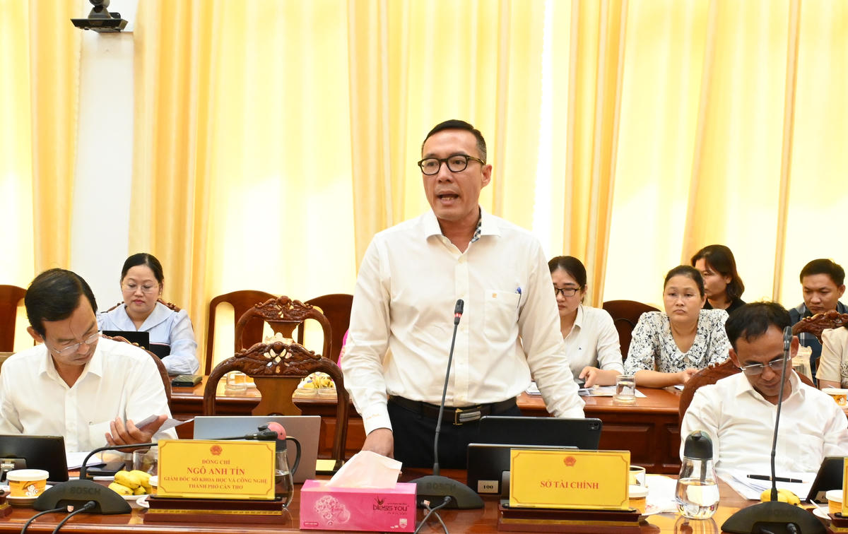  Ông Trần Phú Lộc Thành, quyền Giám đốc Sở Tài chính TP Cần Thơ phát biểu tại cuộc họp. Ảnh Hồng Thắm