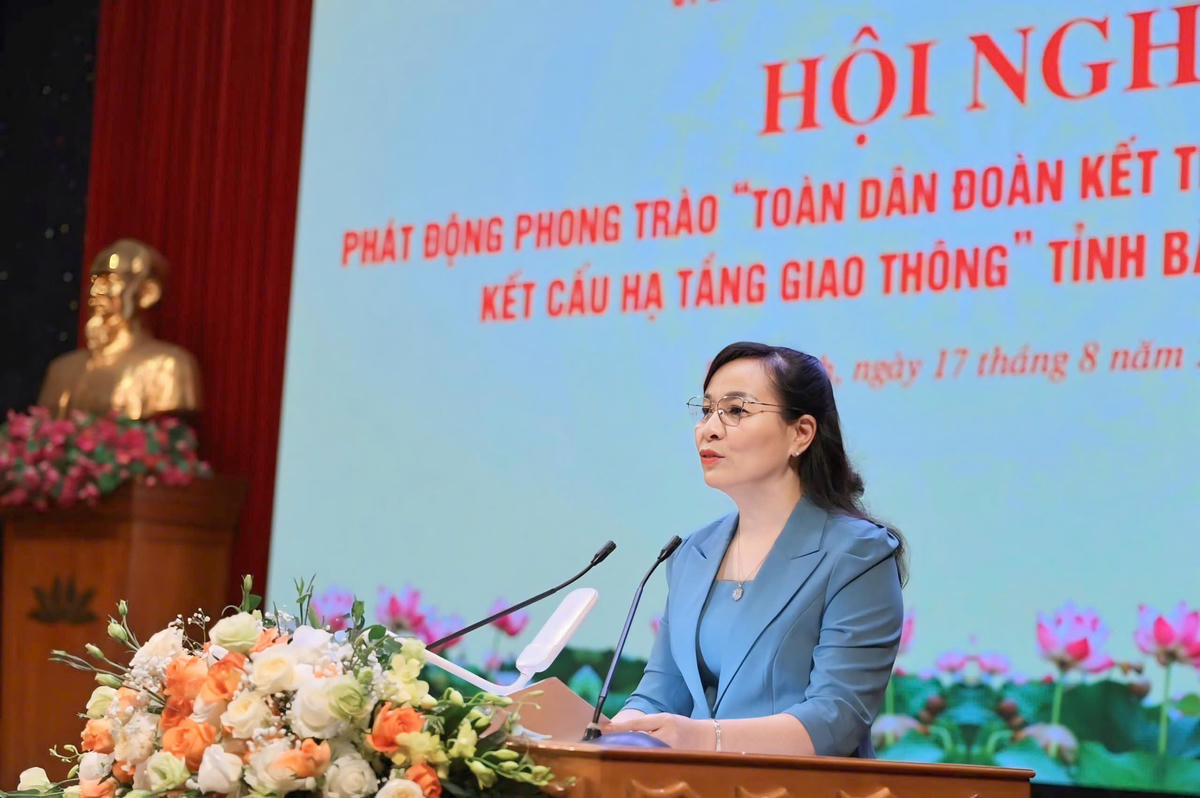 Chủ tịch Ủy ban MTTQ tỉnh Bắc Ninh Nguyễn Thị Hà phát động phong trào. Ảnh: Thái Nhung.