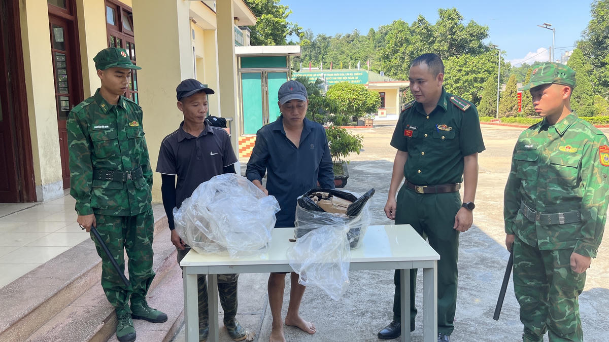 Số hàng hóa và các đối tượng bị phát hiện. Ảnh: Trung Dũng.