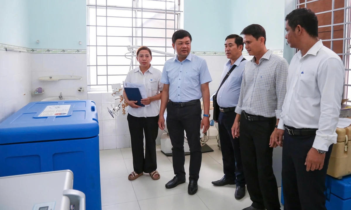 Đoàn Giám sát khảo sát thực tế tại Trạm Y tế xã Khánh Sơn.