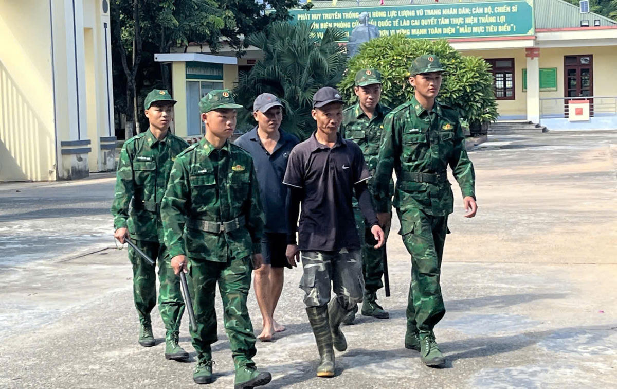 Lực lượng chức năng dẫn giải cá đối tượng về cơ quan. Ảnh: Trung Dũng.