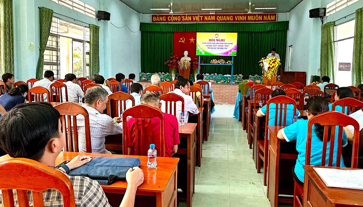 Hội nghị tuyên truyền thực hiện phong trào thi đua “Đoàn kết sáng tạo” trên địa bàn tỉnh Đồng Tháp năm 2026, được báo cáo viên là cán bộ Công an trực tiếp triển khai đến đại biểu. (Ảnh: An Nam).
