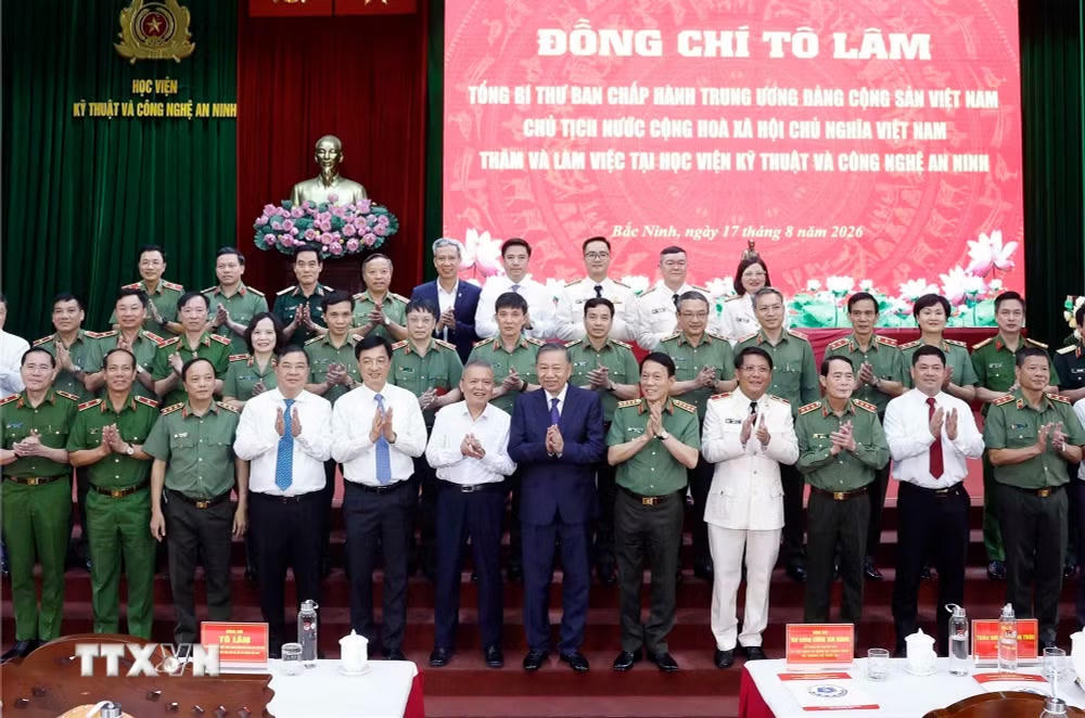 ttxvn-1708-tong-bi-thu-chu-tich-nuoc-to-lam-tham-hoc-vien-ky-thuat-va-cong-nghe-an-ninh-4.jpg