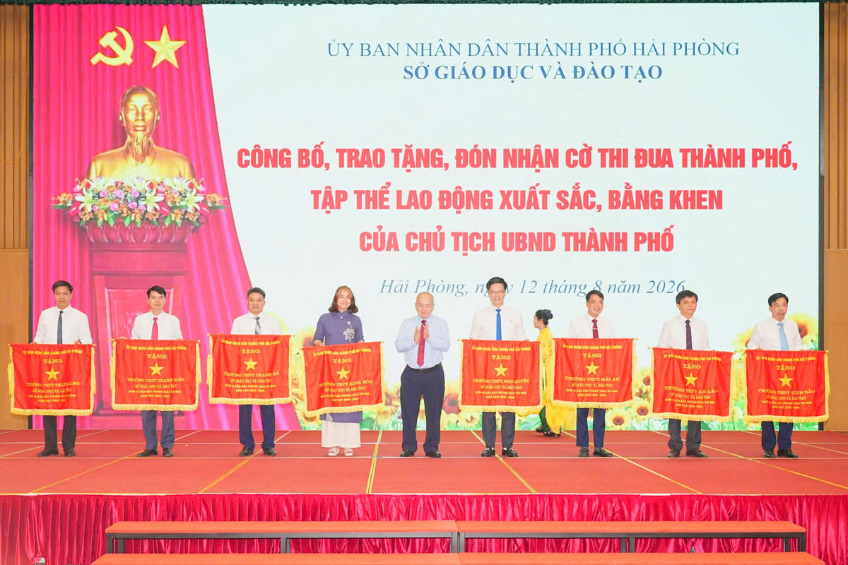 Các tập thể lao động xuất sắc được tặng cờ thi đua thành phố trong lễ tổng kết năm học 2025-2026. Ảnh: ĐT. Ảnh minh hoạ.