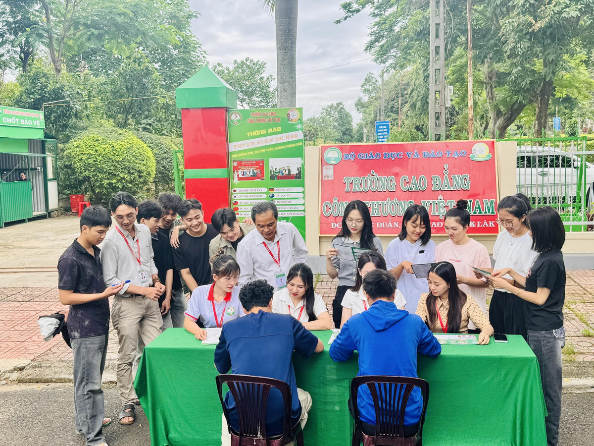 Cán bộ giáo viên Trường Cao Đẳng Công Thương Việt Nam- Cơ sở tại Đắk Lắk đang làm thủ tục nhập học cho các em học sinh.