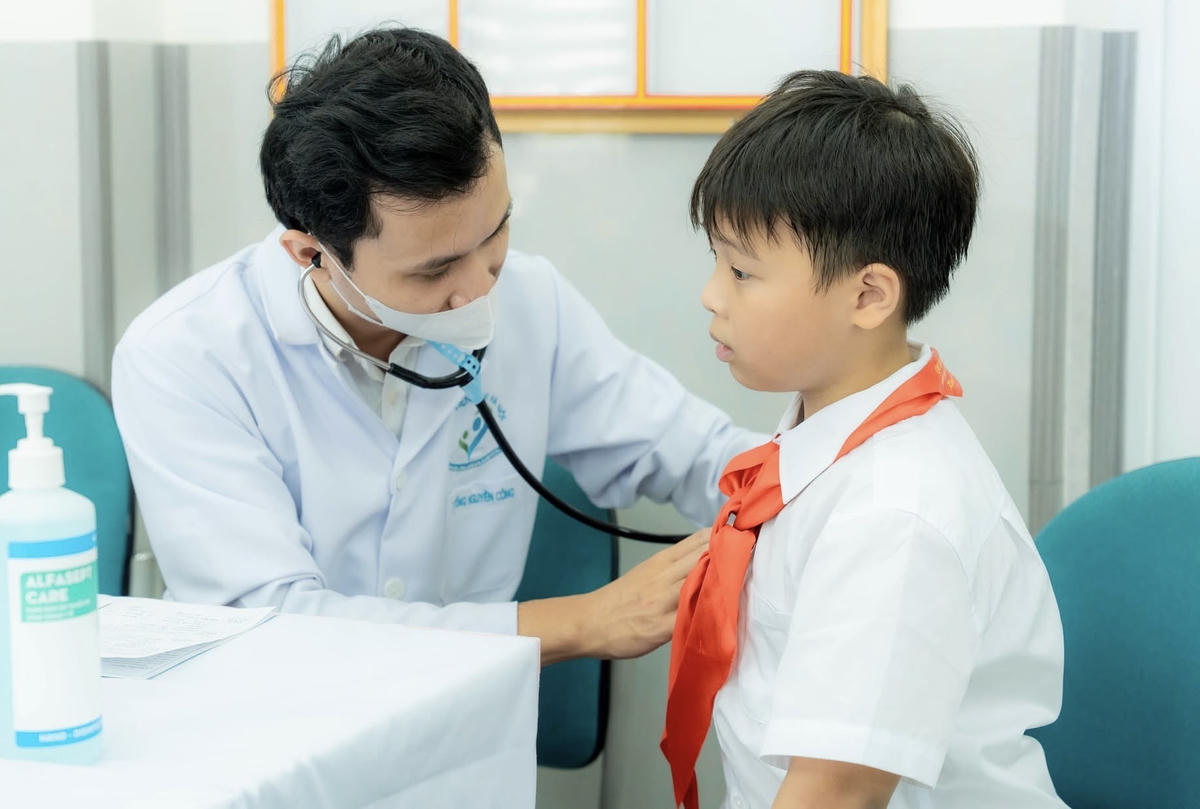 Hà Nội khám sức khỏe định kỳ miễn phí cho trẻ em, học sinh trước năm học mới