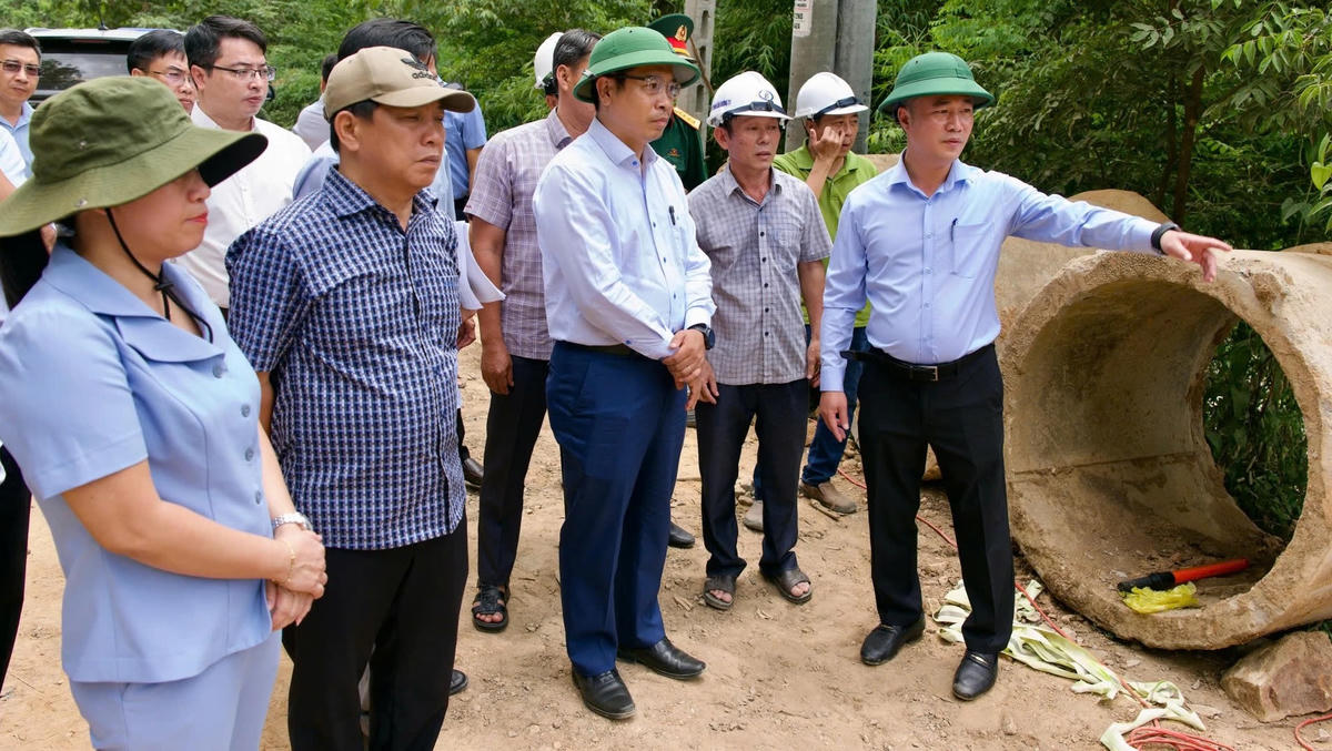 Ông Nguyễn Việt Hùng, Chủ tịch UBND tỉnh Khánh Hòa cùng đoàn công tác kiểm tra công trình khắc phục sạt lở taluy âm tại Km25+750, đường tỉnh 707. 