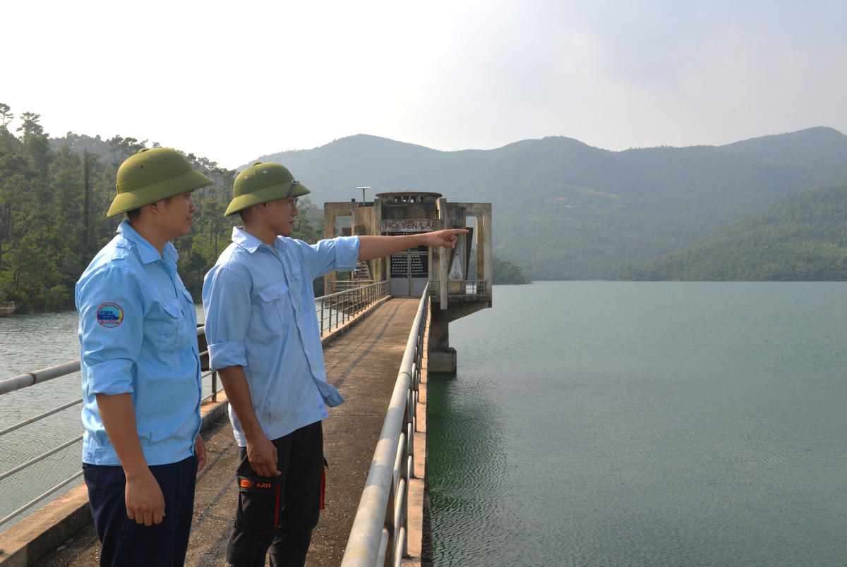 Công ty TNHH MTV Thủy lợi Yên Lập Quảng Ninh bố trí công nhân trực 24/24h, chia làm 3 ca và phân công khoán cho mỗi cán bộ, công nhân quản lý một hạng mục công trình tại các hồ đập.