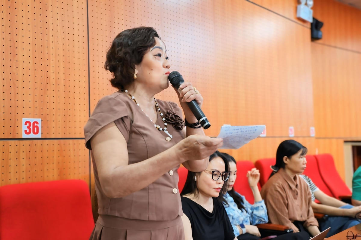 Bà Dương Thị Thấn- Trưởng Ban CTMT thôn Tân Phượng, xã Lương Tài phát biểu. Ảnh: Thái Nhung