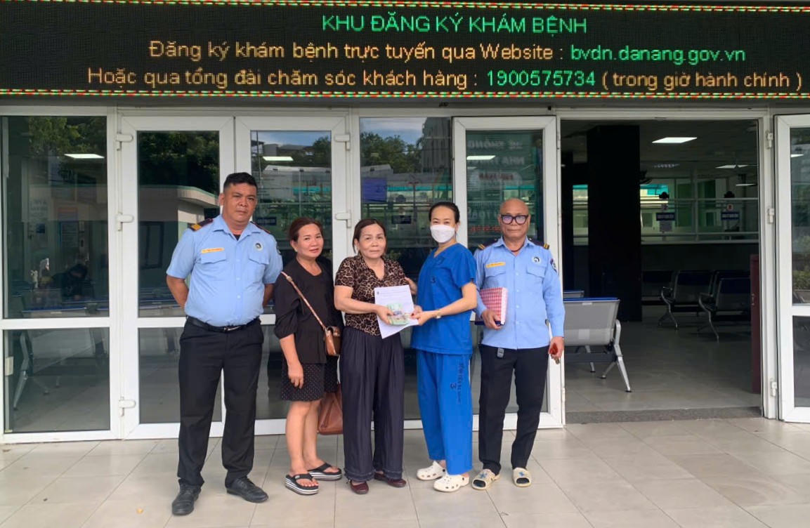 Bệnh viện Đà Nẵng bàn giao tài sản nhặt được cho chủ sở hữu. Ảnh: Nguyễn Tú.