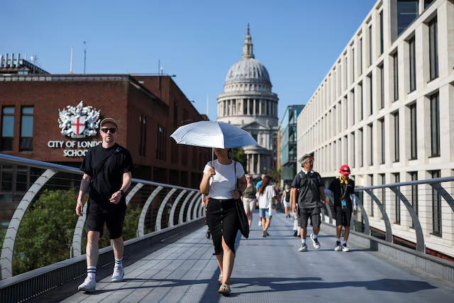Người dân đi lại trong đợt nắng nóng tại London, Anh, ngày 13/8/2026. Nguồn: Reuters.
