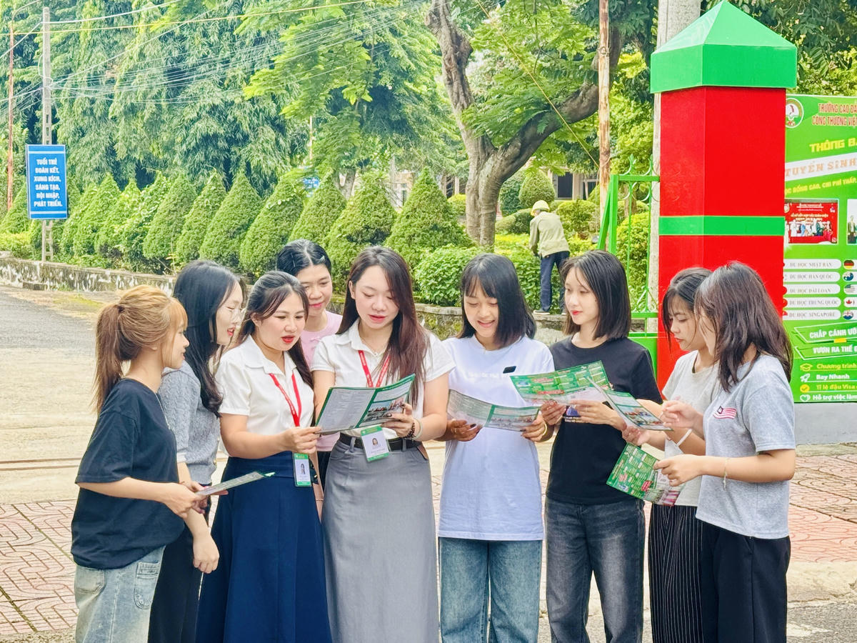 Các em học sinh trên địa bàn tỉnh đang tìm hiệu các ngành học tại Trường Cao Đẳng Công Thương Việt Nam- Cơ sở tại Đắk Lắk.