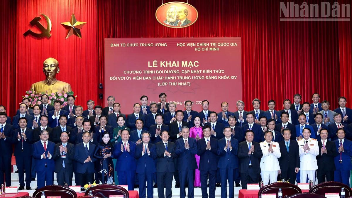 Tổng Bí thư, Chủ tịch nước Tô Lâm và các đồng chí lãnh đạo Đảng, Nhà nước với cán bộ Chương trình bồi dưỡng, cập nhật kiến thức đối với Ủy viên Ban Chấp hành Trung ương Đảng khóa XIV (Lớp thứ nhất). (Ảnh ĐĂNG KHOA)