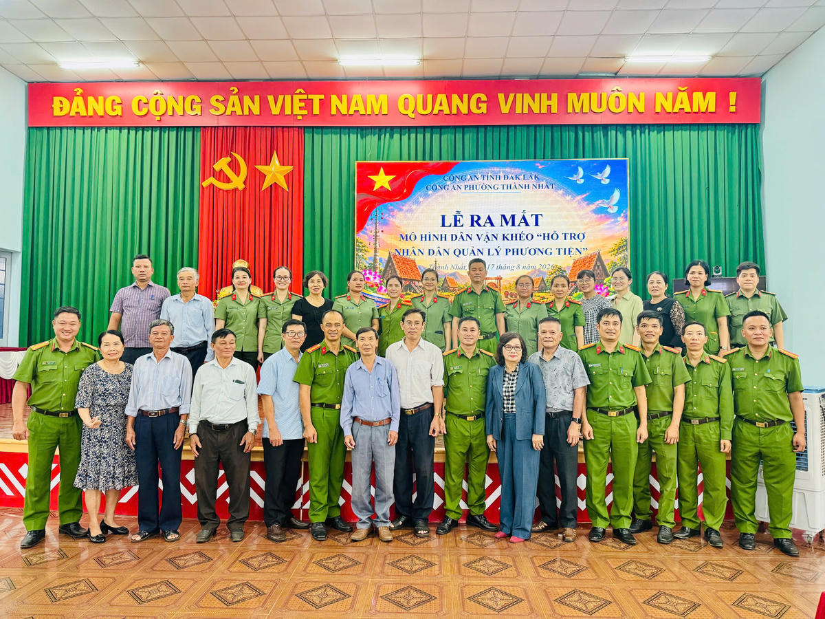 Công an phường Thành Nhất ra mắt mô hình " Dân vận khéo, hỗ trợ Nhân dân quản lý phương tiện". Ảnh: Thanh Nga.