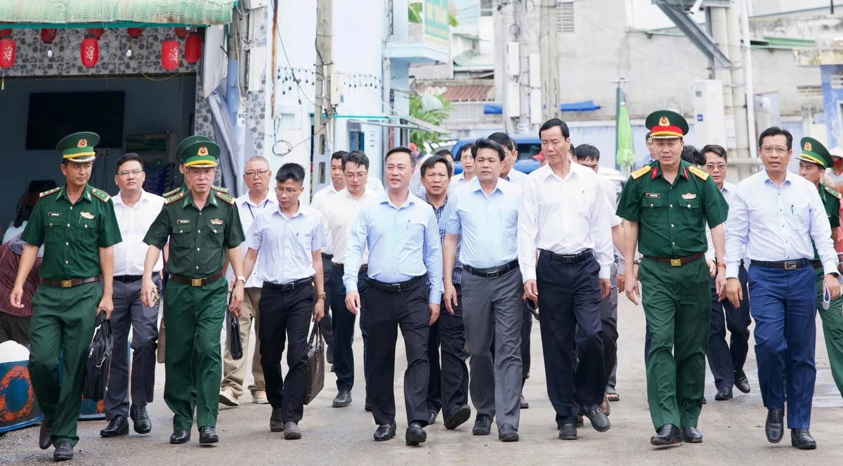 Ông Nguyễn Việt Hùng, Chủ tịch UBND tỉnh Khánh Hòa cùng đoàn công tác thị sát Cảng cá Đông Hải.