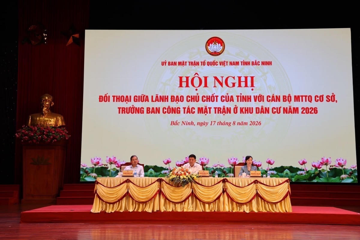 Chủ tọa điều hành hội nghị. Ảnh: Thái Nhung