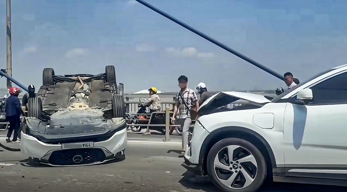 Ô tô lật ngửa sau vụ va chạm liên hoàn trên cầu Nhật Tân chiều 17/8.(Ảnh: Đăng Quang.