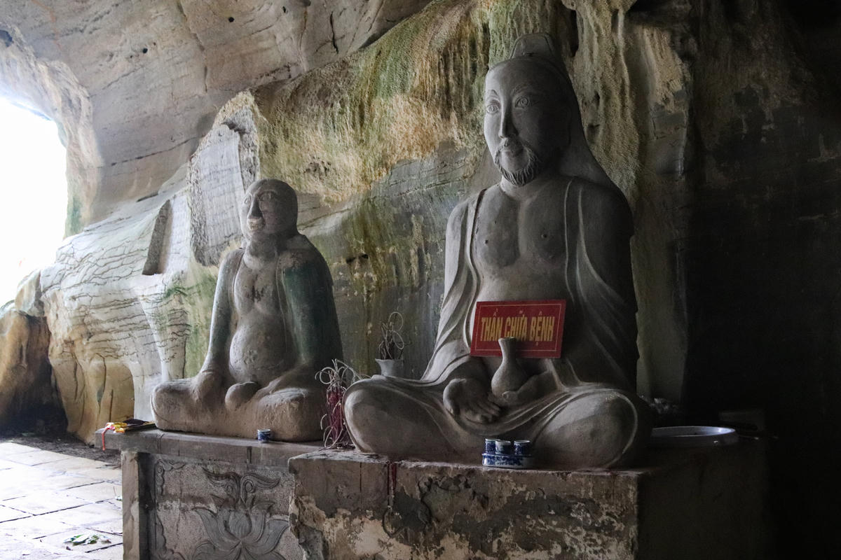Ông Trịnh Trọng Trung - Trưởng phòng Văn hóa - Xã hội, UBND xã Vĩnh Lộc cho biết: Động Hồ Công gắn với truyền thuyết về tiên ông Hồ Công trong truyện “Hoa Dương Long Khứ". Tương truyền, nơi đây chính là “bầu tiên”, thế giới huyền diệu mà tiên ông từng ngự để luyện thuốc trường sinh. Cũng bởi hình dáng và truyền thuyết ấy, người xưa đã đặt tên cho hang động là động Hồ Công. Ảnh: Đình Minh