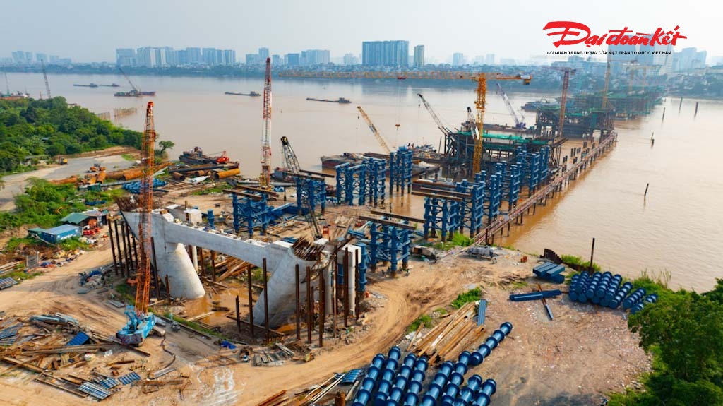 Các trụ cầu chính đang vươn cao giữa sông Hồng, đánh dấu bước tiến mới của dự án Cầu Trần Hưng Đạo sau gần 8 tháng khởi công.