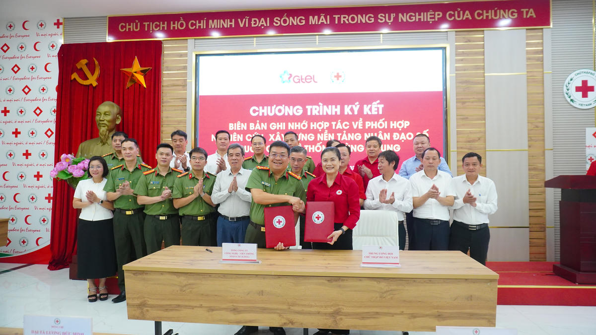 Hai bên ký kết biên bản ghi nhớ hợp tác về khảo sát, nghiên cứu và xây dựng phương án Nền tảng Nhân đạo số quốc gia. Ảnh: PV