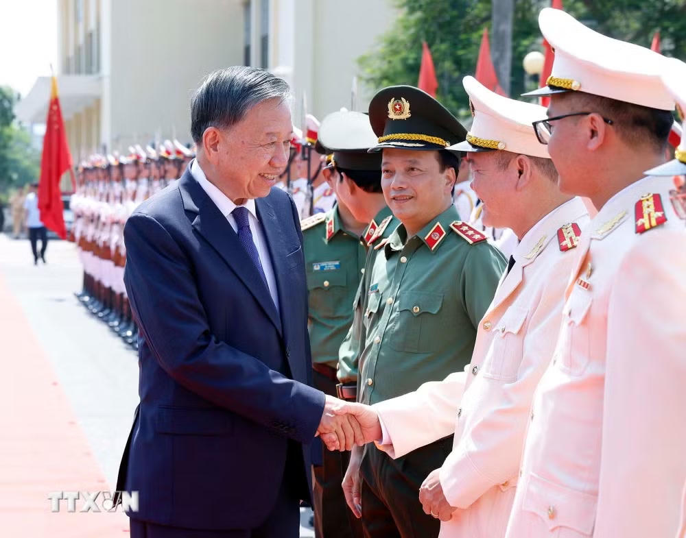 ttxvn-1708-tong-bi-thu-chu-tich-nuoc-to-lam-tham-hoc-vien-ky-thuat-va-cong-nghe-an-ninh-3.jpg