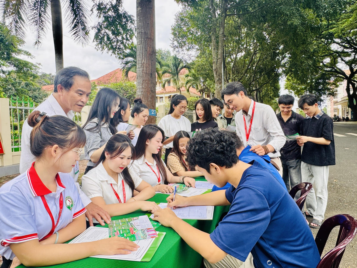 Nhiều học sinh trên địa bàn tỉnh đến đăng kí nhập học tại trường Cao Đẳng Công Thương Việt Nam- Cơ sở tại Đắk Lắk.
