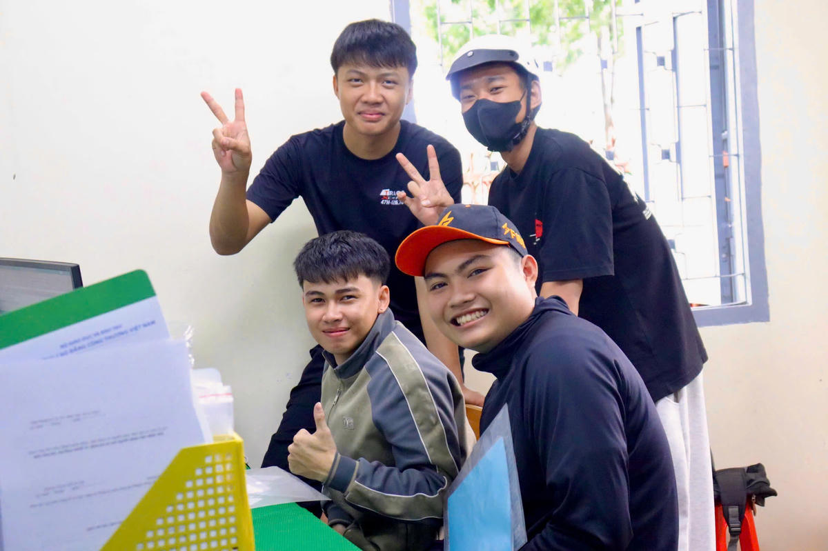 Tân sinh viên háo hức trong ngày đầu nhập học.
