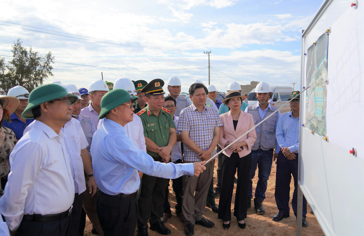 Bí thư Tỉnh ủy Thái Đại Ngọc (đội mũ cối) chỉ đạo các dự án trọng điểm trên địa bàn tỉnh. Ảnh: ĐS.