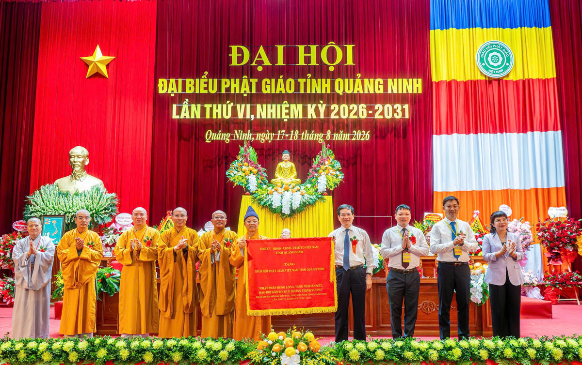 Phó Bí thư Tỉnh ủy, Chủ tịch Ủy ban MTTQ Việt Nam tỉnh Quảng Ninh Vũ Quyết Tiến trao Bức trướng của Tỉnh ủy - HĐND - UBND - Ủy ban MTTQ tỉnh tặng GHPG Việt Nam tỉnh Quảng Ninh, mang dòng chữ: “Phật pháp hưng long, tăng ni đoàn kết, đạo đời gắn bó, quê hương thịnh vượng”.
