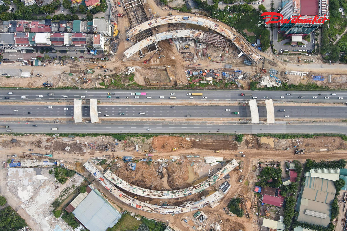 Tại khu vực giao với đường Vành đai 3,5, máy móc được huy động để triển khai các hạng mục cầu và đường dẫn. Hệ thống cống, thoát nước cũng được thi công song song.