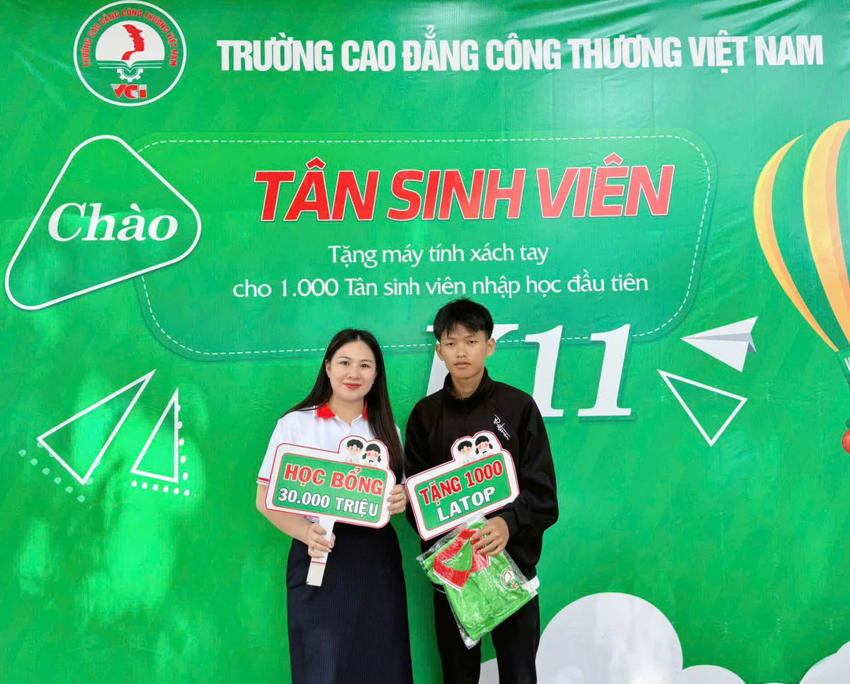 Cán bộ phòng tuyển sinh trao quà cho tân sinh viên.