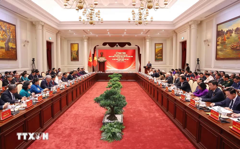 ttxvn-hoi-nghi-gap-mat-uy-vien-bo-chinh-tri-uy-vien-ban-bi-thu-cac-thoi-ky-12.jpg